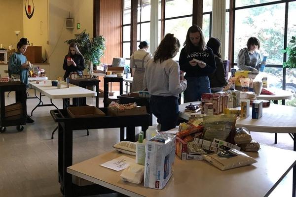 西区基督徒学生在食品储藏室服务